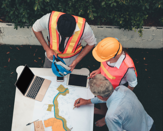 contractor overseeing jobsite